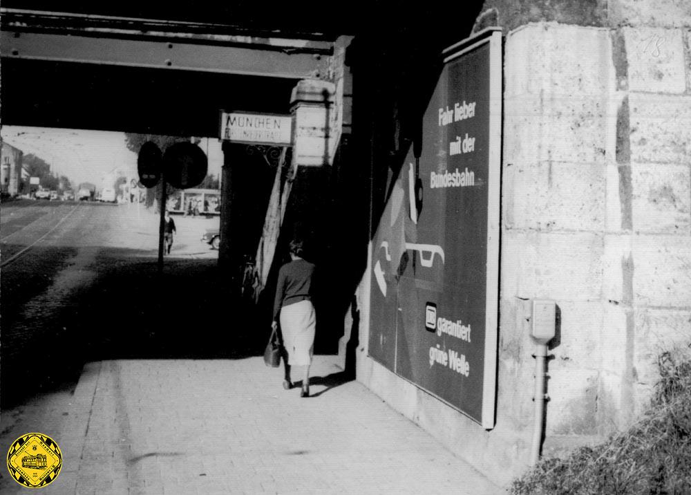 Dieses Bild entstand am 28.September 1962 und zeigt den Aufgang zum Bahnhof Forstenriederstraße der Bundesbahn.