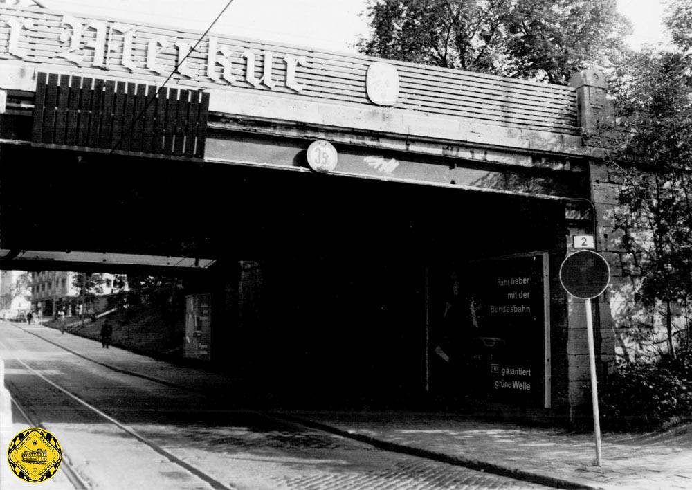 Die Oberleitung der Trambahn vom Harras Richtung Waldfriedhof ist mit Schutzbrettern von der alten Eisenkonstruktion der Unterführung isoliert.