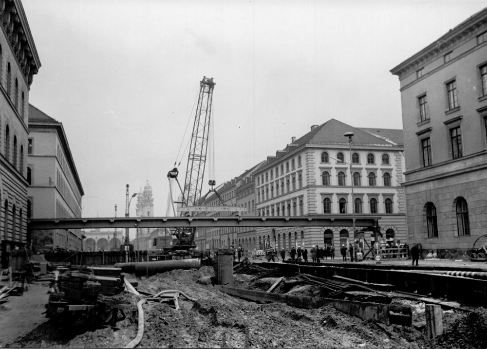 1966 11 19 Aufbau Stahlhochbrücke Von Der Tann Str Ludwigstr (6) Die ersten Brückenelemente für den Mittelteil sind 30m lang und 55 Tonnen schwer. Danach werden mit einem zweiten Autokran die weiteren Brückenelemente in beide Richtungen bis zu den Rampen eingesetzt. Am Abend des 19.November 1966 sind dies Arbeiten komplett abgeschlossen. 
