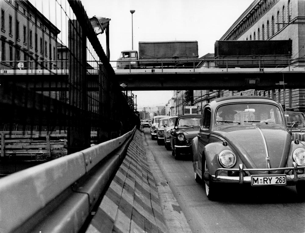 1966 11 Betrieb Stahlhochbrücke Von Der Tann Str Ludwigstr (2) Am Sonntag, den 20.November 1966 wurden dann die Rampenanschlüsse mit Stahlbeton-Fertigteilen mit der stählernen Brückenkonstruktion verbunden und die Brücke für den Verkehr freigegeben. 