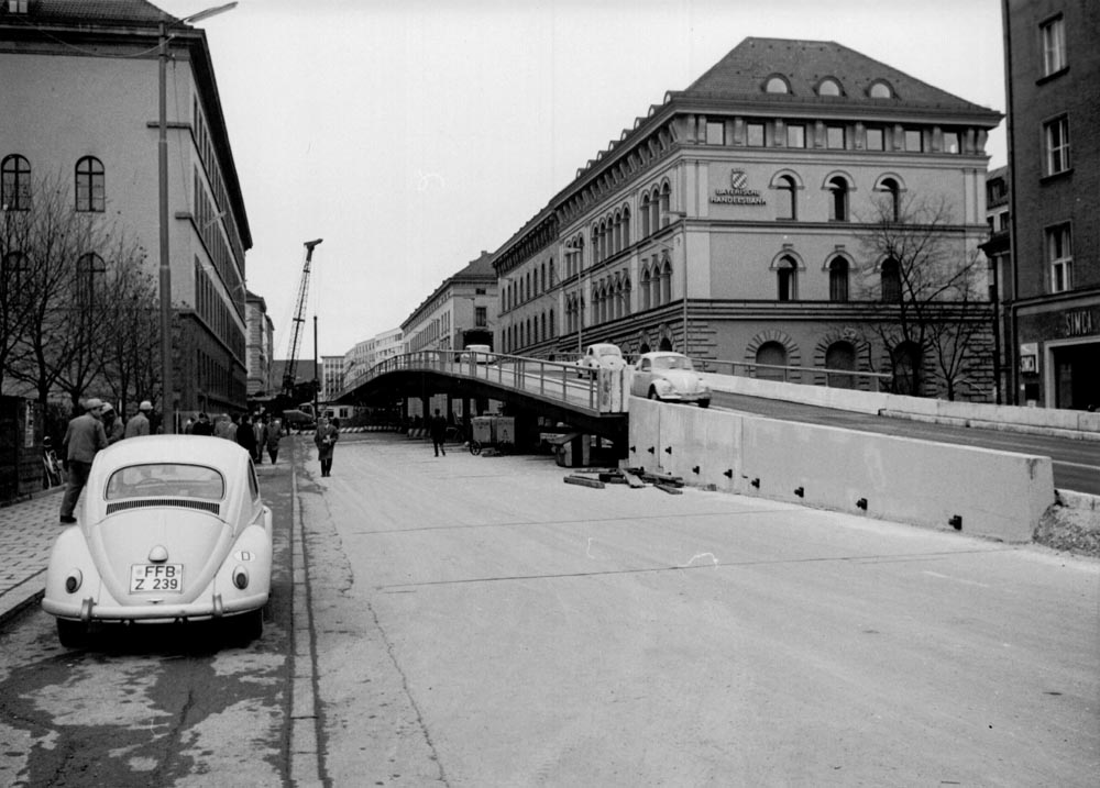 1966 11 Betrieb Stahlhochbrücke Von Der Tann Str Ludwigstr (5) Am Sonntag, den 20.November 1966 wurden dann die Rampenanschlüsse mit Stahlbeton-Fertigteilen mit der stählernen Brückenkonstruktion verbunden und die Brücke für den Verkehr freigegeben. 