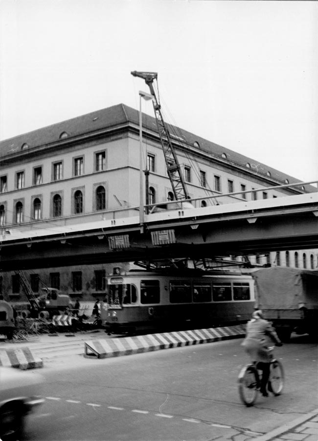 1966 11 Betrieb Stahlhochbrücke Von Der Tann Str Ludwigstr (6) Am Sonntag, den 20.November 1966 wurden dann die Rampenanschlüsse mit Stahlbeton-Fertigteilen mit der stählernen Brückenkonstruktion verbunden und die Brücke für den Verkehr freigegeben. 