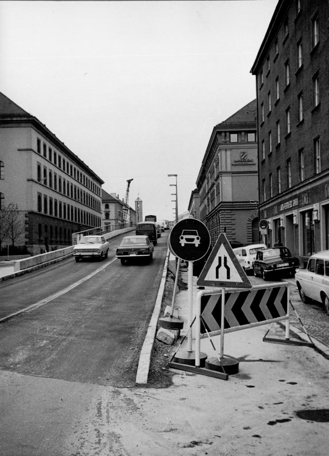 1966 11 Betrieb Stahlhochbrücke Von Der Tann Str Ludwigstr (7) Am Sonntag, den 20.November 1966 wurden dann die Rampenanschlüsse mit Stahlbeton-Fertigteilen mit der stählernen Brückenkonstruktion verbunden und die Brücke für den Verkehr freigegeben. 