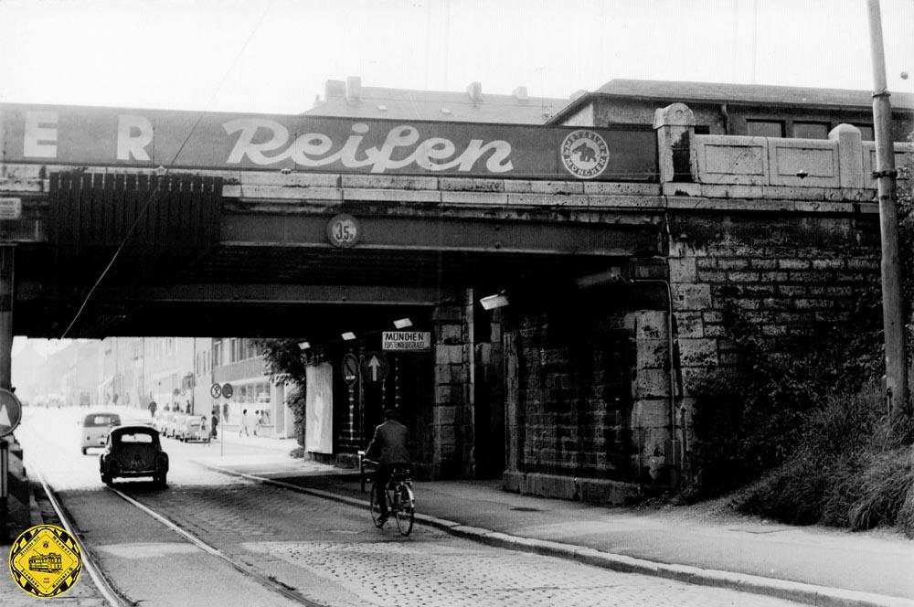 1966 ist die Albert-Roßhaupter-Straße wie viele Straßen dieser Zeit noch gepflastert. In diesem Jahr am 26. April 1966 wurden die Olympischen Spiele 1972 nach München vergeben. Die S-Bahnplanungen begannen.