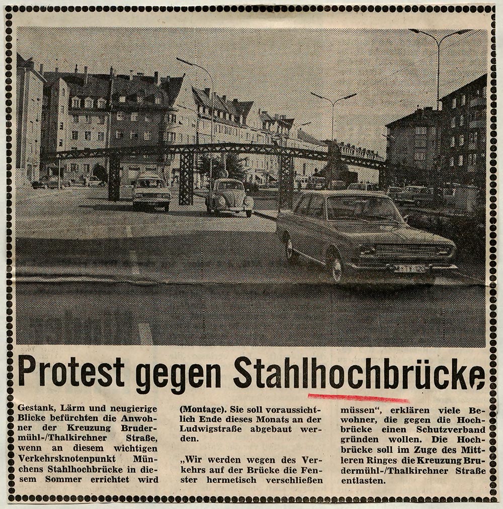 1968 07 02 Brudermühl Die Ausgangsgeschichte: beim Bau der Münchner U-Bahn in der Ludwigstraße von 1966 bis 1968 wurde eine provisorische Stahlhochbrücke von der von-der-Tann-Straße zum Oskar-von-Miller-Ring über die Ludwigstraße gebaut. Im Juli 1968 wurde diese Brücke wieder abgebaut. Allerdings hatte sie sich in den Augen der Stadtväter soweit bewährt, dass man Überlegungen anstellte, diese nur gemietete Brücke anzukaufen unter Anrechnung der geleisteten Mietkosten und aufgeteilt an anderen Orten aufzustellen, um den zukünftigen Olympiaverkehr zu bewältigen. Es boten sich mehrere Optionen an: die Dachauerstraße am Leonrodplatz, der Frankfurter Ring an der Ingolstädterstraße, zwei weitere Stellen unmittelbar am Oberwiesenfald oder die hier als Thema aktuelle Überquerung der Brudermühlstraße über die Thalkirchnerstraße im Zuges des neu geschaffenen Mittleren Rings. Der Zeitungsausschnitt vom 5.Febrau 1967 ist der Anfang eines langen Streits.