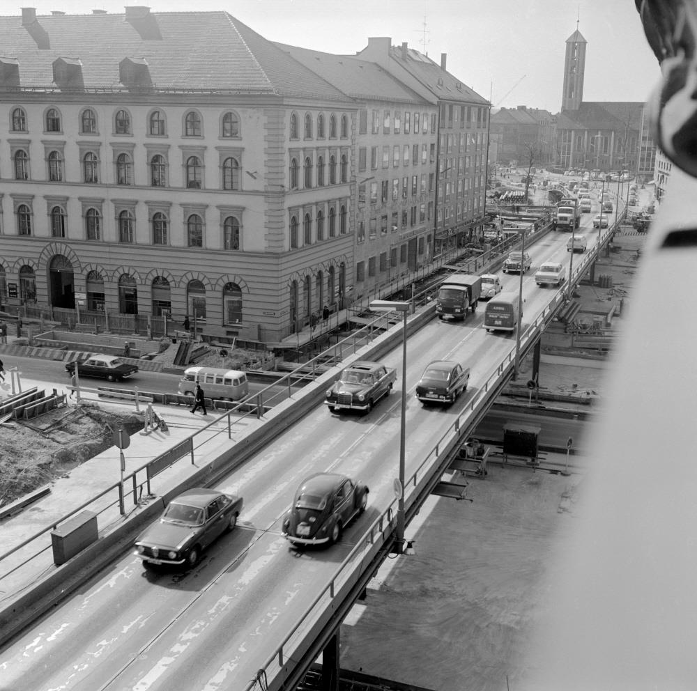 1968 Ludwigstrasse Am Sonntag, den 20.November 1966 wurden dann die Rampenanschlüsse mit Stahlbeton-Fertigteilen mit der stählernen Brückenkonstruktion verbunden und die Brücke für den Verkehr freigegeben. 