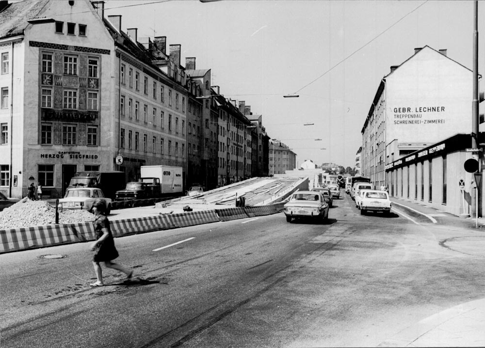 1971 07 Bau Stahlhochbrücke Brudermühlstr (1) Das Bild von 1971 zeigt die in Bau befindliche Ost-Rampe der Brücke auf der Höhe der Bruderhofstraße Ecke Brudermühlstraße. Die Verkehrssituation war damals auch für Fußgänger nicht ungefährlich.