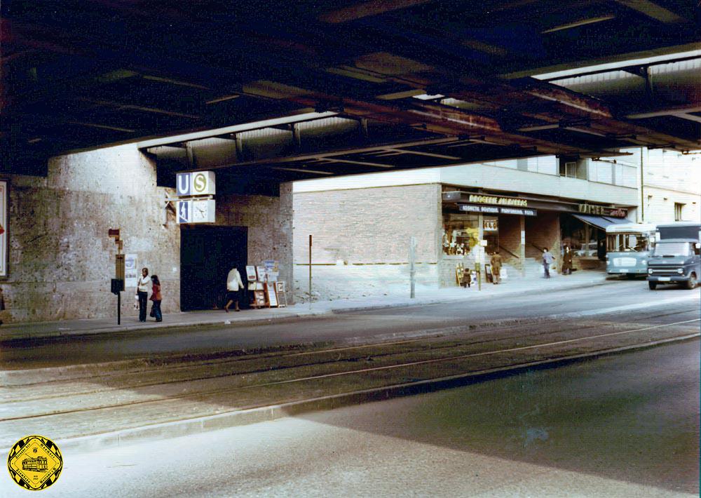 Ein Blick 1974 in die Unterführung an der Albert-Roßhaupter-Straße mit dem neuen Aufgang zum neuen S-Bahnhof, der nun Harras heißt.