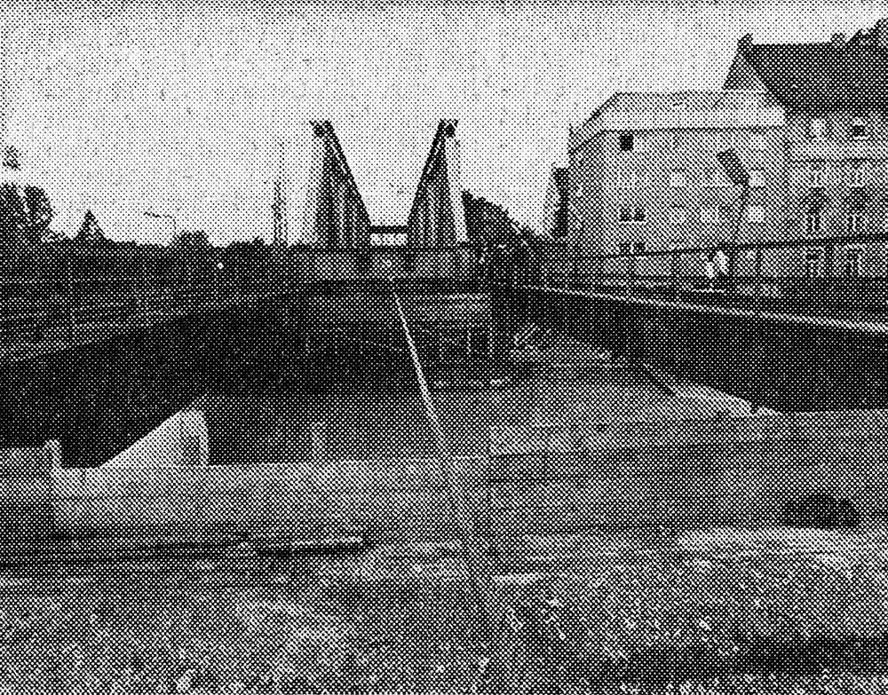 Am 23.September 1981 wurde die alte Brücke über die Isartalstraße ersetzt.

Mit einem Seil wurde die 55 Tonnen schwere Behelfsbrücke über die Isartalstraße und den großen Stadtbach gezogen, während auf dem anderen südlichen Gleis der Bahnbetrieb ungestört weiterlief.