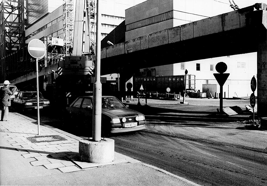 Die Schäftlarnstraße überquerte die Brudermühlstraße ab 1989 mit einer Behelfsbrücke.