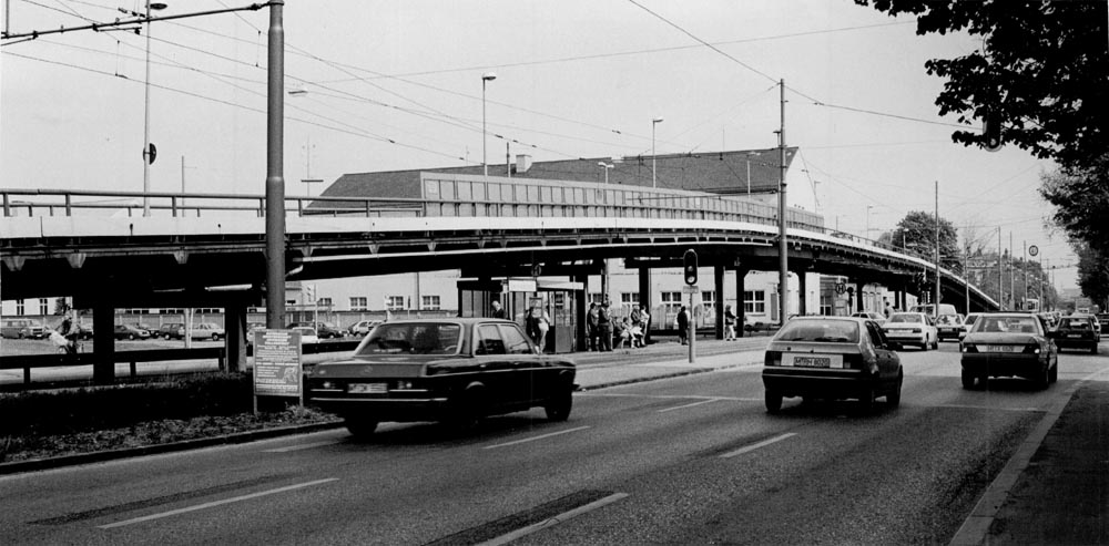 1991 05 16 Stahlhochbrücke Leonrodplatz (16) Die folgende Bilderserie der Brücke entstand am 16.Mai 1991, also kurz vor dem ersatzlosen Abriss der Brücke. Zu sehen ist daher auch noch das alte Stationshaus am Leonrodplatz.