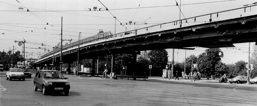 1991 05 16 Stahlhochbrücke Leonrodplatz (18) Die folgende Bilderserie der Brücke entstand am 16.Mai 1991, also kurz vor dem ersatzlosen Abriss der Brücke. Zu sehen ist daher auch noch das alte Stationshaus am Leonrodplatz.