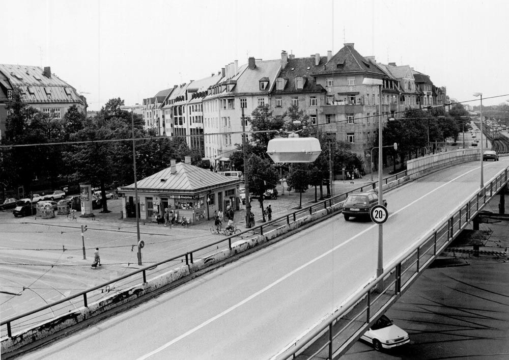 1991 05 16 Stahlhochbrücke Leonrodplatz (4) Die folgende Bilderserie der Brücke entstand am 16.Mai 1991, also kurz vor dem ersatzlosen Abriss der Brücke. Zu sehen ist daher auch noch das alte Stationshaus am Leonrodplatz.