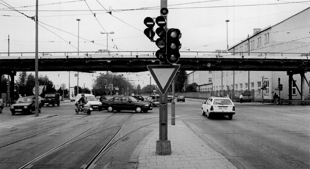 1991 05 16 Stahlhochbrücke Leonrodplatz (9) Die folgende Bilderserie der Brücke entstand am 16.Mai 1991, also kurz vor dem ersatzlosen Abriss der Brücke. Zu sehen ist daher auch noch das alte Stationshaus am Leonrodplatz.