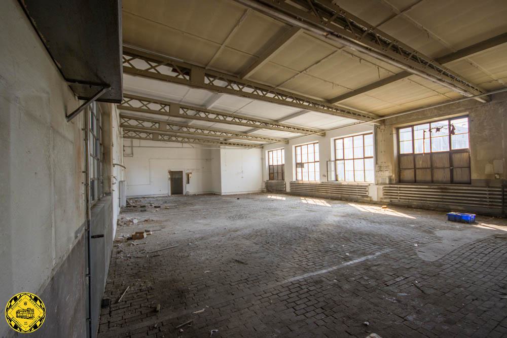 Die Nachkriegszeit benötigte kreative Lösung beim Wiederaufbau: der westliche Anbau an die Gleisbauhalle hat eine Dachkonstruktion aus alten Fahrleitungs-Gitter-Masten.