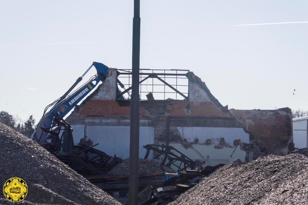 Die Beerdigung der Gleisbauhalle. Baufeldräumung: im Januar 2024 wurde die 1929 erbaute Gleisbauhalle abgerissen und ist jetzt nur noch Geschichte.