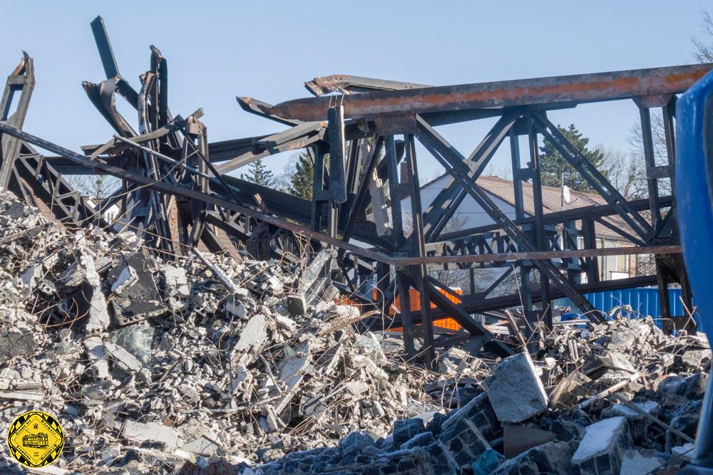 Die Beerdigung der Gleisbauhalle. Baufeldräumung: im Januar 2024 wurde die 1929 erbaute Gleisbauhalle abgerissen und ist jetzt nur noch Geschichte.