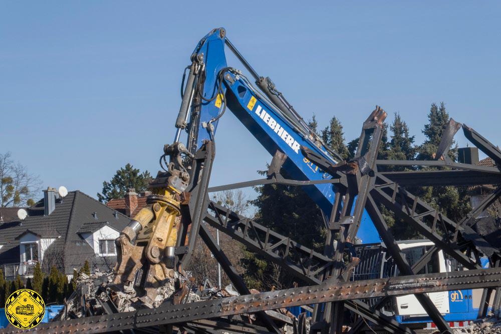 Die Beerdigung der Gleisbauhalle. Baufeldräumung: im Januar 2024 wurde die 1929 erbaute Gleisbauhalle abgerissen und ist jetzt nur noch Geschichte.