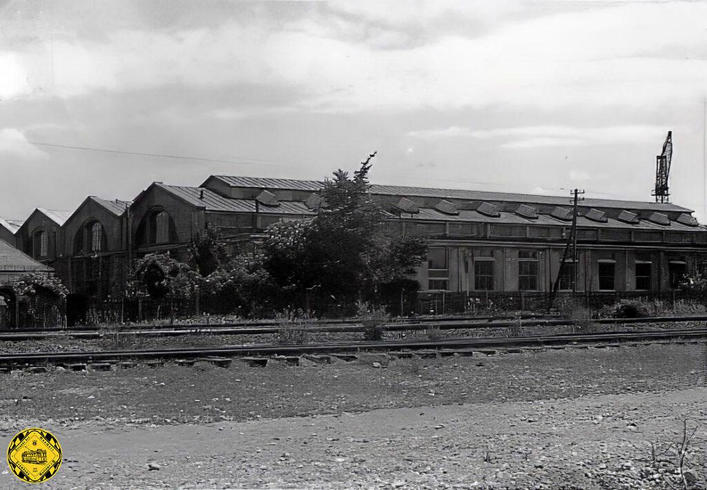 Die Hauptwerkstätte über die Deisenhofener Bahnstrecke vom Bahnübergang an der Ständlerstraße gesehen.