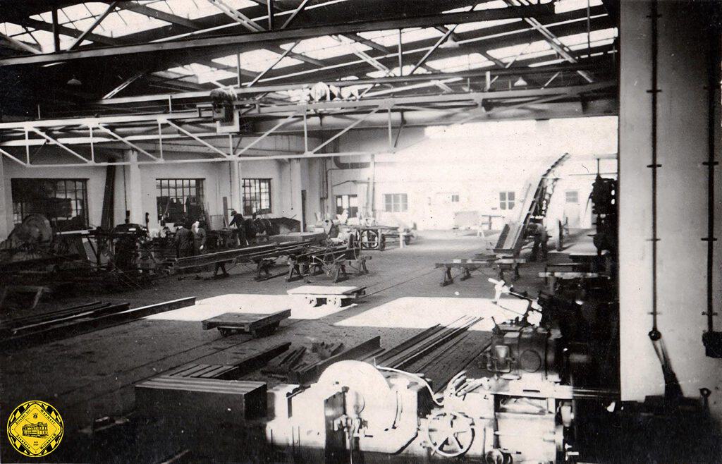 An der Decke der Gleisbauhalle gab es verschiedene Kräne und Laufkatzen, mit denen die großen Bauteile bewegt werde konnten. Im Holzparkett-Boden waren Schmalspurgleise eingelassen, auf denen mit Schemelwagen die Bauteile bewegt werden konnten. Unsere Bilder sind mit 1968 datiert.