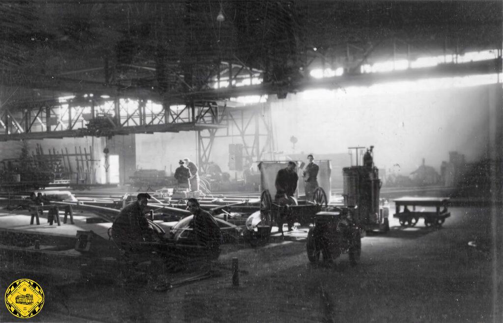 Die Stadtwerke/Verkehrsbetriebe fertigten bis in die 90er-Jahre ihre Trambahnschienen und Gleiskonstruktion komplett selbst. in der fast säulenlos Gleisbauhalle wurden die komplexen Gebilde millimetergenau geschweißt und konstruiert. Zum Transport an die Baustelle wurden sie soweit zerlegt, dass sie durch die Münchner Straßen passten.