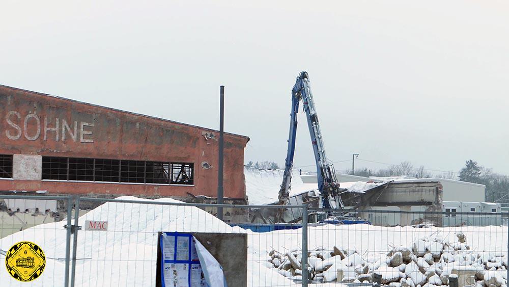 Die Beerdigung der Gleisbauhalle. Baufeldräumung: im Januar 2024 wurde die 1929 erbaute Gleisbauhalle abgerissen und ist jetzt nur noch Geschichte.