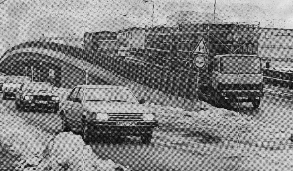 Am 21.November 1985 wird die ursprünglich 1969 für 1 Mio Mark gebaute Brücke für 5,5 Mio Mark als Spannbetonbrücke neu eröffnet. Nun können auch wieder Lastwagen über die 300m lange und 9 Meter breite Brücke rollen.