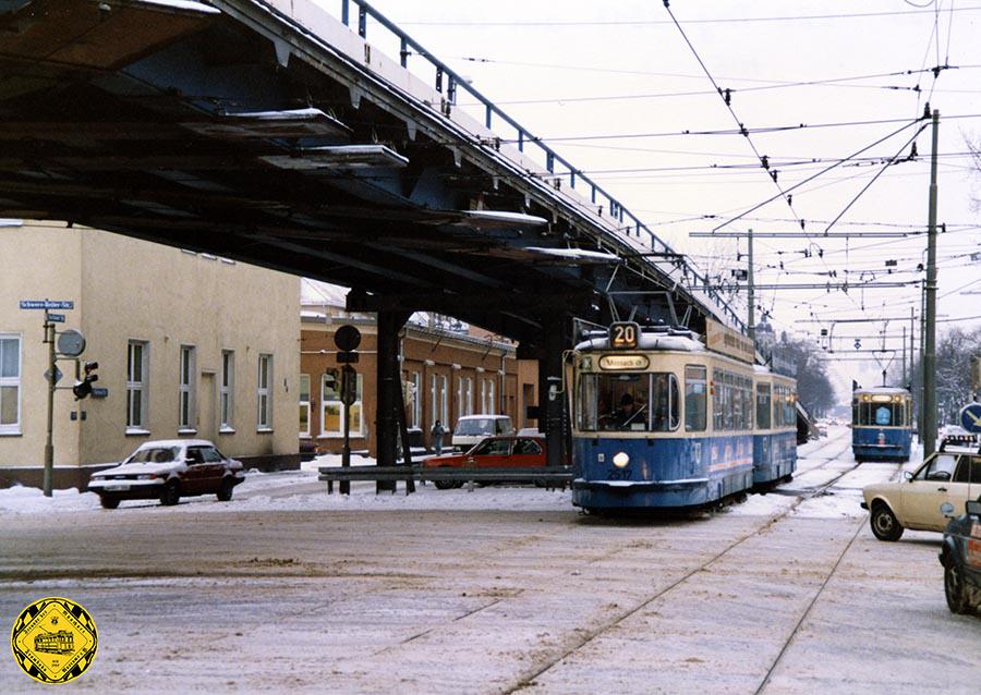 Diese Situation blieb bis 1991 nahezu unverändert. Die inzwischen ca. 30 Jahre alten Brückenteile waren dann Anfang 1991 trotz regelmäßiger Wartungsarbeiten in einem Zustand, der die Verkehrssicherheit nicht mehr gewährleistete. Unter der Brücke fuhr der gesamte Ost-Westverkehr der Trambahnen von der Schwere-Reiter-Straße zum Rotkreuzplatz.