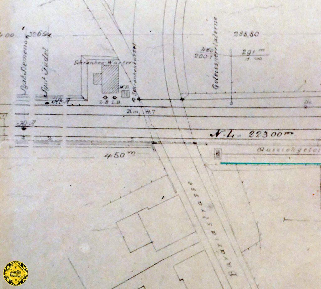 Der Gleisplan des westlichen Einfahrt-Feldes des Südbahnhofs auf der Höhe der Bavariastraße vom 4.Dezember 1904 zeigt den Bahnübergang an dieser Strecke mit dem Schrankenwärter-Häuschen. 