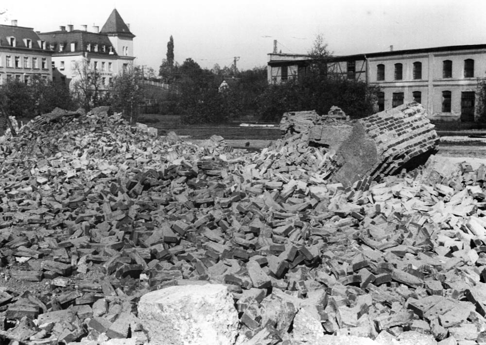 Im Oktober 1934 werden die Kamine des Lokomotiv-Werkes von Krauss in Sendling gesprengt und weitere Häuser abgetragen. Krauss hatte zuvor die insolvente Lokomotivfabrik Maffei gekauft und sind nun unter dem Namen Krauss-Maffei bekannt.