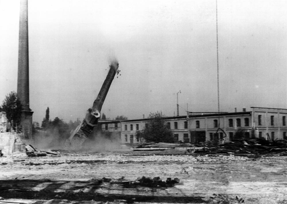 Im Oktober 1934 werden die Kamine des Lokomotiv-Werkes von Krauss in Sendling gesprengt und weitere Häuser abgetragen. Krauss hatte zuvor die insolvente Lokomotivfabrik Maffei gekauft und sind nun unter dem Namen Krauss-Maffei bekannt.