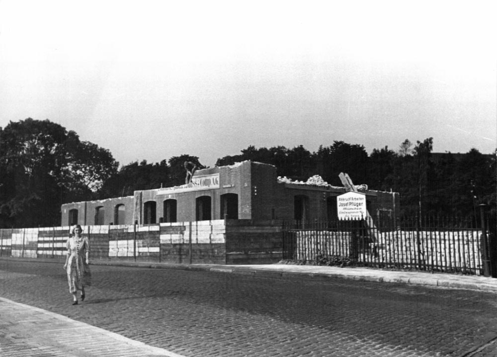 Schon 1920 hatte Krauss die westlich der Bavariastraße gleich gegenüber des Geländes von Krauss gelegene Gießerei Sugg & Comp. übernommen, die jetzt gleichzeitig verschwindet ebenso wie das Industriegleis, das die Bavariastraße kreuzte und beide Firmen an den Südbahnhof anschloss. Im rechten Bild ganz rechts untern kann man das Gleis noch erahnen.