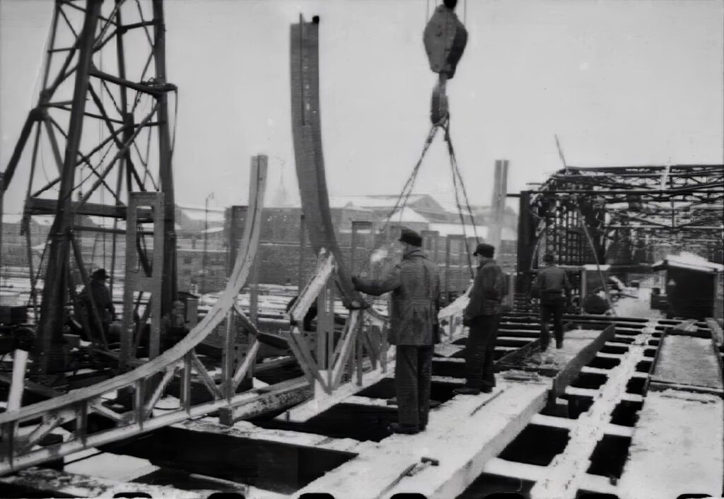 Das Bild vom 8.November 1952 zeigt das Einbringen der ersten Brückenelementen, die mit der Bahn gleich unterhalb der Brücke angeliefert wurden. 