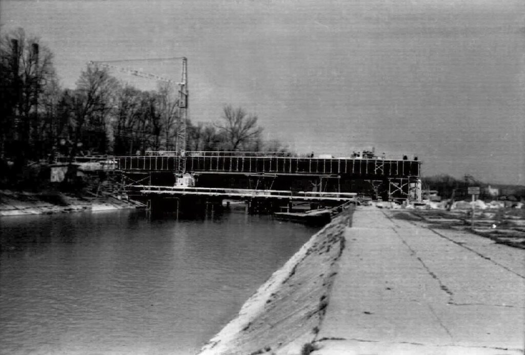 ​Im Rahmen des Baus einer Südtangente für den Mittleren Ring wurde die Brücke 1953 von Dywidag neu errichtet. Dabei konnten die Pfeiler und Widerlager der alten Brücke wiederverwendet werden, wodurch die Kosten des Baus beträchtlich verringert wurden. Durch erstmalige Verwendung von Spannbeton bei einer Münchner Brücke konnte auch der Materialaufwand gering gehalten und trotzdem eine Tragkraft von 60 Tonnen erzielt werden. 1969 wurde die Brücke durch einen Anbau an der Nordseite verbreitert, 1988 durch einen weiteren Anbau an der Südseite.