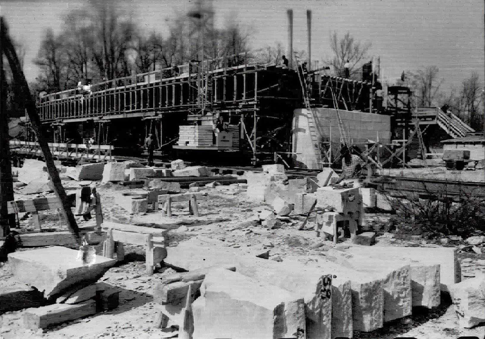 ​Im Rahmen des Baus einer Südtangente für den Mittleren Ring wurde die Brücke 1953 von Dywidag neu errichtet. Dabei konnten die Pfeiler und Widerlager der alten Brücke wiederverwendet werden, wodurch die Kosten des Baus beträchtlich verringert wurden. Durch erstmalige Verwendung von Spannbeton bei einer Münchner Brücke konnte auch der Materialaufwand gering gehalten und trotzdem eine Tragkraft von 60 Tonnen erzielt werden. 1969 wurde die Brücke durch einen Anbau an der Nordseite verbreitert, 1988 durch einen weiteren Anbau an der Südseite.