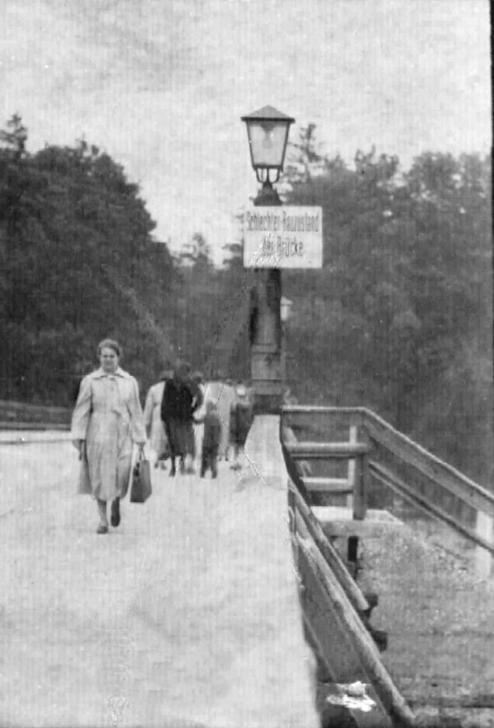 1950 war diese Holzbrücke wieder ein Sanierungsfall und das zulässige Gesamtgewicht wurde auf 3 t reduziert, die Höchstgeschwindigkeit auf 10km/h. 1956 gab es einen kleinen Sinneswandel: nur noch 2 t bei 20 km/h. 1957 wurde die Höchstgeschwindigkeit auf 30 km/h hochgesetzt.