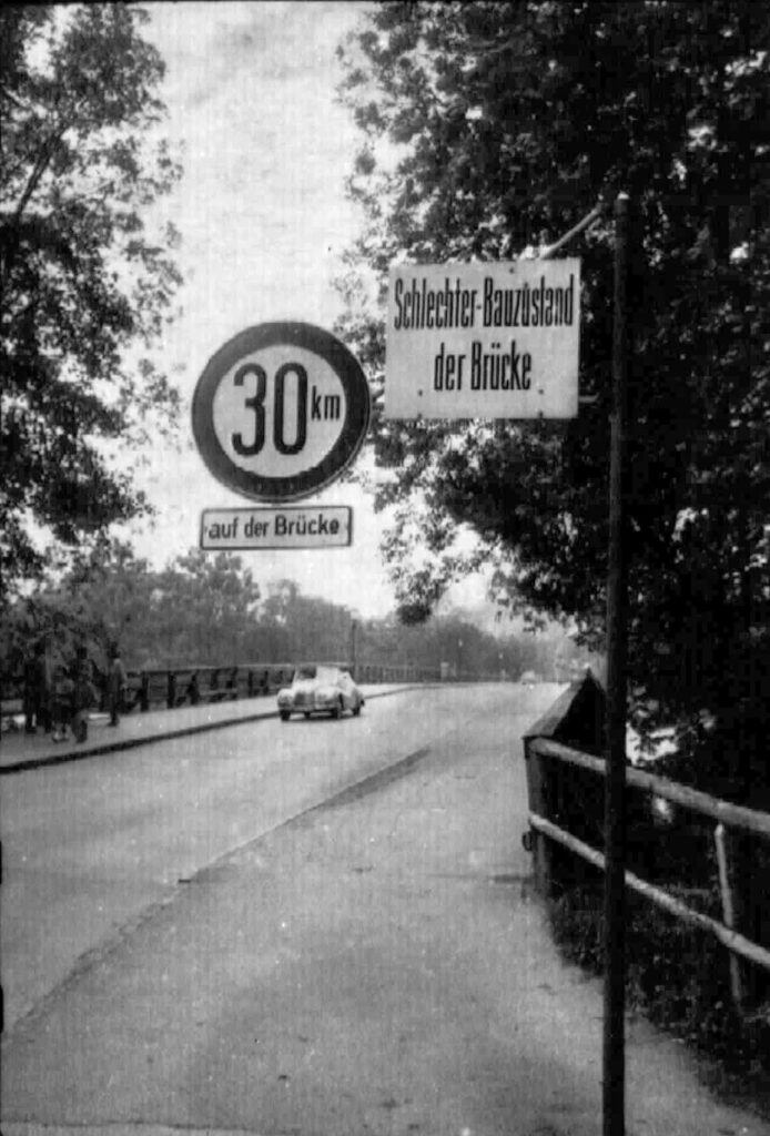 1950 war diese Holzbrücke wieder ein Sanierungsfall und das zulässige Gesamtgewicht wurde auf 3 t reduziert, die Höchstgeschwindigkeit auf 10km/h. 1956 gab es einen kleinen Sinneswandel: nur noch 2 t bei 20 km/h. 1957 wurde die Höchstgeschwindigkeit auf 30 km/h hochgesetzt.