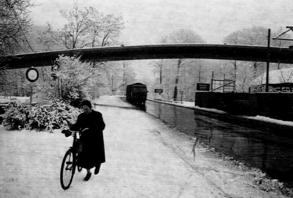 Im Winter 1960/1961 ist die Fußgängerbrücke fertig. Diese Brücke steht heute noch unverändert hier. Nun beginnt der Bau der Isarbrücke.