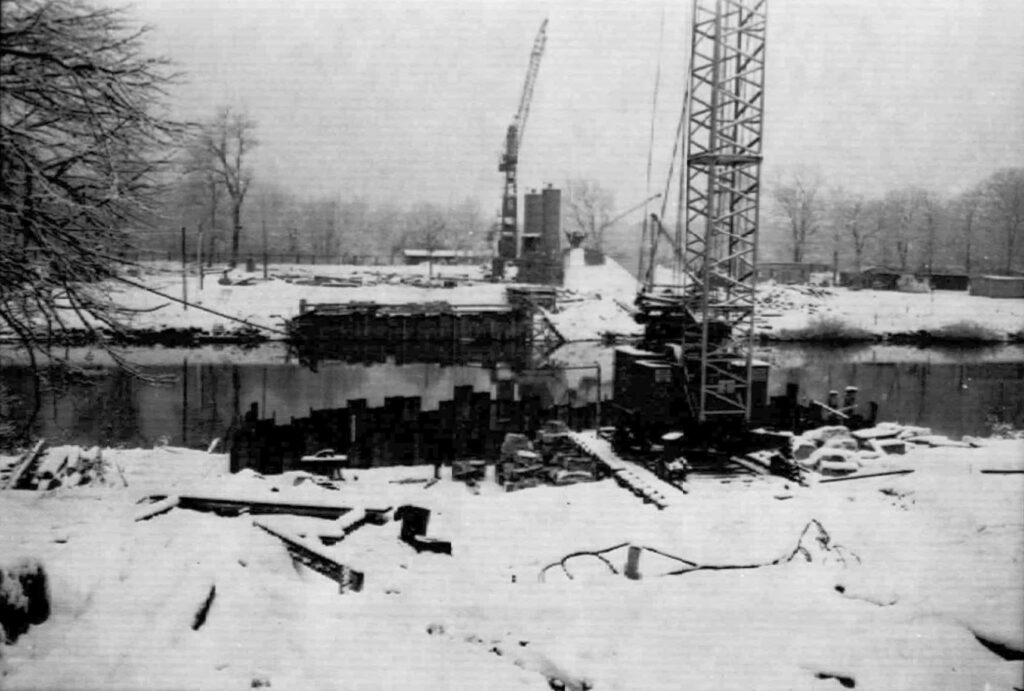 Am 19.Juli 1961 entstand das Bild der Baustelle der neuen Isarbrücke für den späteren Mittleren Ring. Die Fundamente für die Pfeiler sind gesetzt und die Pfeiler für die komplette Fahrbahnbreite von 24 Metern gesetzt. 