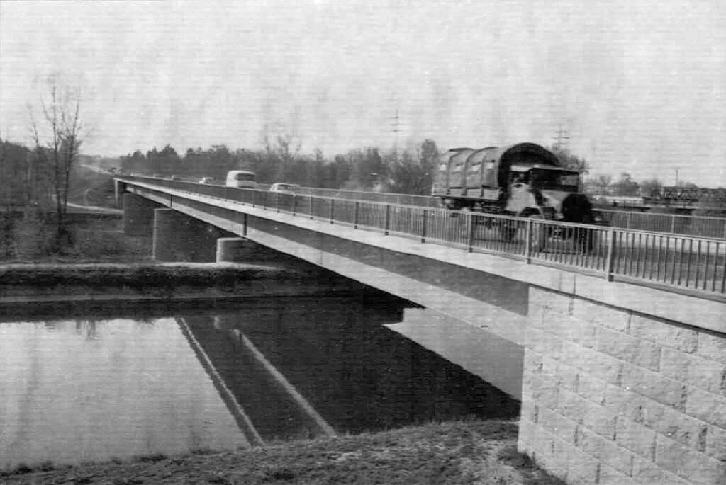Das sind Bilder vom Bauamt München, die am Tag der Inbetriebnahme dieser Brücke gemacht wurden.

Die Fertigstellung war im Jahr 1960, die Eröffnung aber erst 1962, weil die zuführende Strecke vom Tatzelwurm in Freimann an der Ungererstraße, das neue Autobahnkreuz der Nürnberger Autobahn, verspätet fertig wurde.