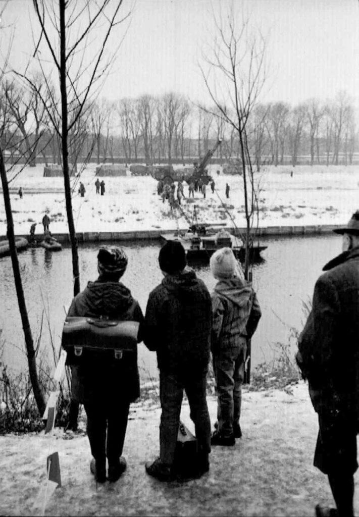Auf dem Schulweg konnten die 3 Schuljungs am Mittwoch, den 29.Januar 1964 schon sehen, wie die Pioniere der Bundeswehr die erste Fundamente für die Stützen der zukünftigen Hilfsbrücke legen.