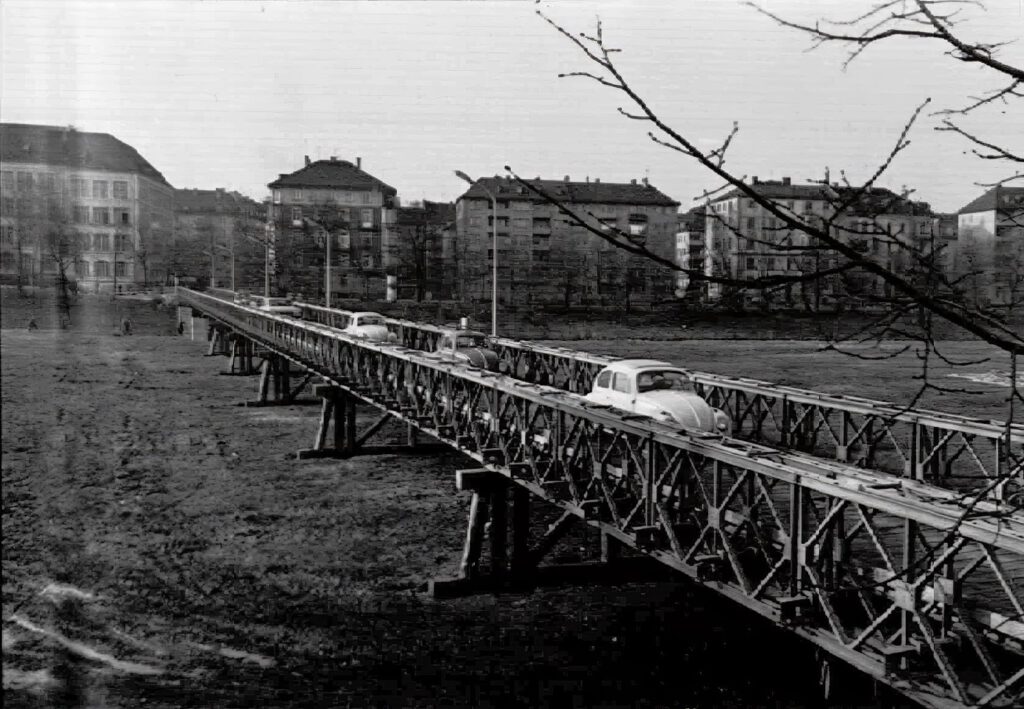 Betrieb auf der Hilfsbrücke: die Brücke wurde am 2.März 1964 um 9 Uhr ohne große Feier im Einbahnbetrieb von Westen nach Osten eröffnet. Die Auswahl der Autotypen auf den Bildern ist 60er-Jahre pur.