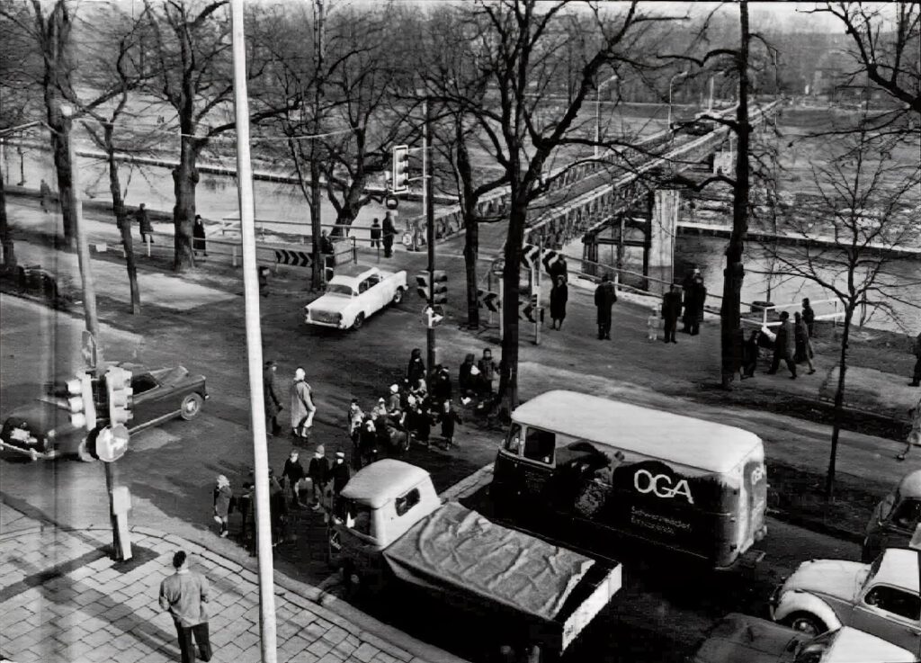 Betrieb auf der Hilfsbrücke: die Brücke wurde am 2.März 1964 um 9 Uhr ohne große Feier im Einbahnbetrieb von Westen nach Osten eröffnet. Die Auswahl der Autotypen auf den Bildern ist 60er-Jahre pur.