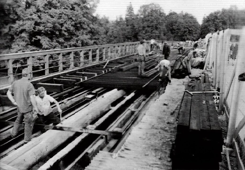 1968 wurde erwogen, die Brücke komplett zu sperren, denn der Wurmbefall in den tragenden Balken war zu groß. Die Brücke wurde gesperrt und umfangreich saniert.