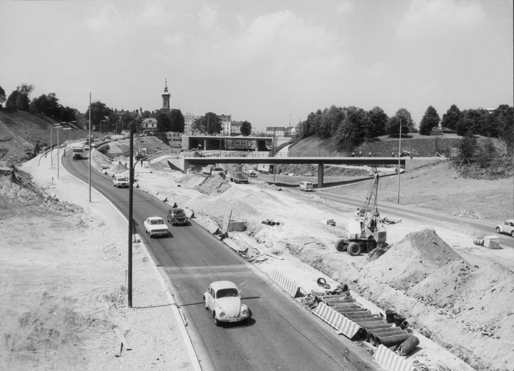 Im Rahmen des Ausbaus des Mittleren Rings zu den Olympischen Spielen 1972 wurde hier ab 1970 eine Unterfahrt der Brudermühlstraße zur Heckenstallerstraße unter der Plinganserstraße gebaut. Damit fuhr ab 1971 die Trambahn auf einer Brücke über den Mittleren Ring. Erst am 22.05.1993 führ die Linie 26 zum letzten Mal über diese Brücke der Plinganserstraße.