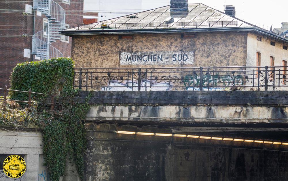 Ganz so dramatisch muss man es nicht machen, aber ein paar Tage vor dem Neubau dieser Unterführung habe ich nochmal die Unterführung an der Lindwurmstraße am 20.März 2024 besucht, von der ich so viel in Erfahrung bringen konnte und darüber geschrieben habe und die ich seit 1958 kenne auf der Linie 20 zu meiner Großmutter nach Thalkirchen. Sie hat mächtig Patina angesetzt und wenn ich es mit der Lebensdauer von modernen Spannbeton-Brücken vergleiche, dann hat sie deren Lebenszeit lässig um das Doppelte überlebt.