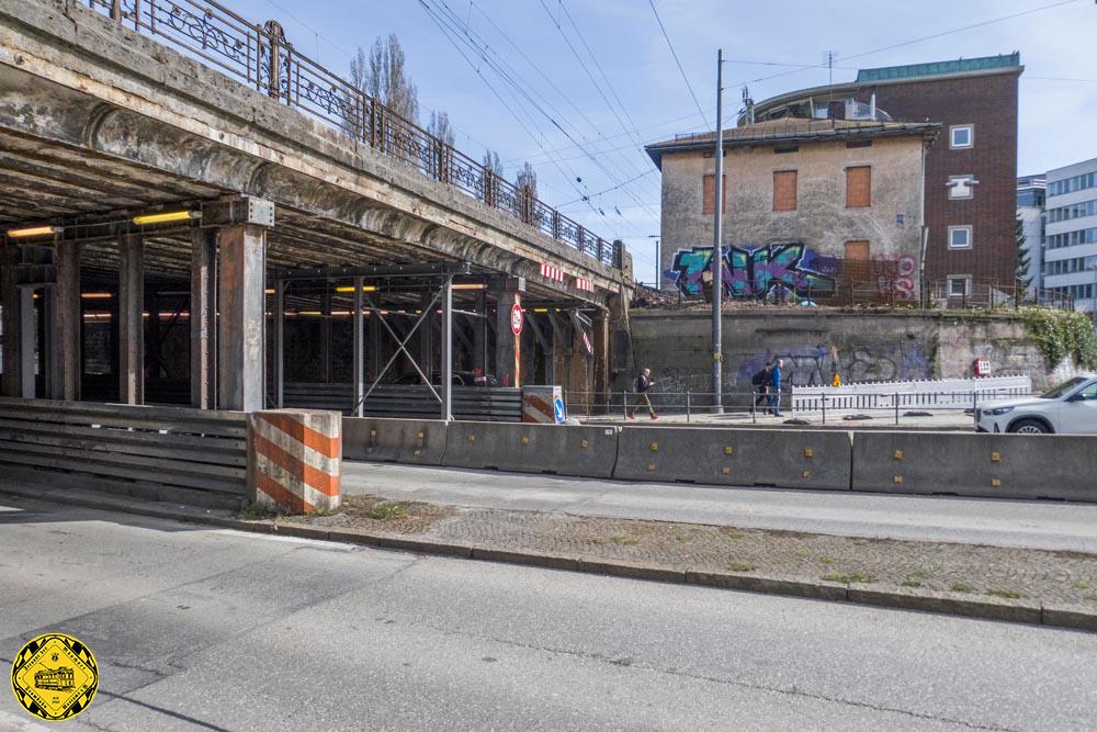 Ganz so dramatisch muss man es nicht machen, aber ein paar Tage vor dem Neubau dieser Unterführung habe ich nochmal die Unterführung an der Lindwurmstraße am 20.März 2024 besucht, von der ich so viel in Erfahrung bringen konnte und darüber geschrieben habe und die ich seit 1958 kenne auf der Linie 20 zu meiner Großmutter nach Thalkirchen. Sie hat mächtig Patina angesetzt und wenn ich es mit der Lebensdauer von modernen Spannbeton-Brücken vergleiche, dann hat sie deren Lebenszeit lässig um das Doppelte überlebt.