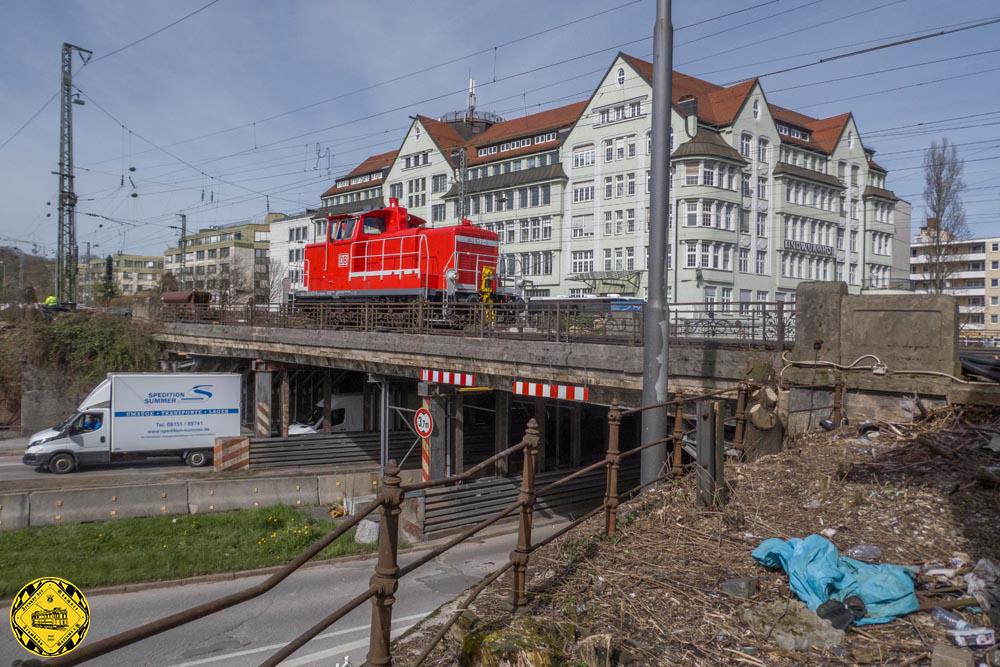 Ganz so dramatisch muss man es nicht machen, aber ein paar Tage vor dem Neubau dieser Unterführung habe ich nochmal die Unterführung an der Lindwurmstraße am 20.März 2024 besucht, von der ich so viel in Erfahrung bringen konnte und darüber geschrieben habe und die ich seit 1958 kenne auf der Linie 20 zu meiner Großmutter nach Thalkirchen. Sie hat mächtig Patina angesetzt und wenn ich es mit der Lebensdauer von modernen Spannbeton-Brücken vergleiche, dann hat sie deren Lebenszeit lässig um das Doppelte überlebt.