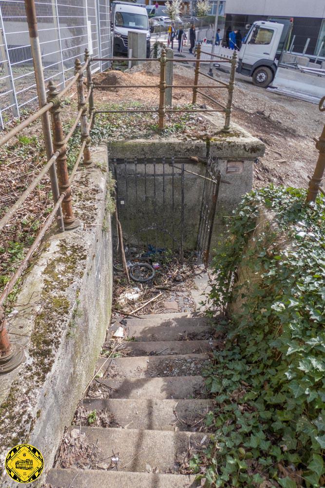 Ganz so dramatisch muss man es nicht machen, aber ein paar Tage vor dem Neubau dieser Unterführung habe ich nochmal die Unterführung an der Lindwurmstraße am 20.März 2024 besucht, von der ich so viel in Erfahrung bringen konnte und darüber geschrieben habe und die ich seit 1958 kenne auf der Linie 20 zu meiner Großmutter nach Thalkirchen. Sie hat mächtig Patina angesetzt und wenn ich es mit der Lebensdauer von modernen Spannbeton-Brücken vergleiche, dann hat sie deren Lebenszeit lässig um das Doppelte überlebt.