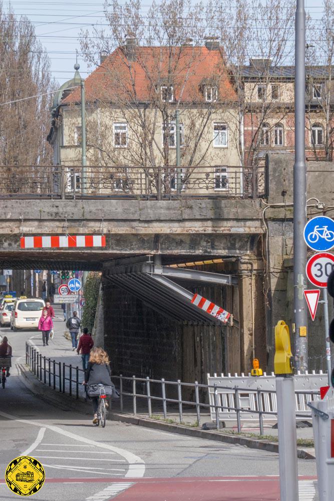 Ganz so dramatisch muss man es nicht machen, aber ein paar Tage vor dem Neubau dieser Unterführung habe ich nochmal die Unterführung an der Lindwurmstraße am 20.März 2024 besucht, von der ich so viel in Erfahrung bringen konnte und darüber geschrieben habe und die ich seit 1958 kenne auf der Linie 20 zu meiner Großmutter nach Thalkirchen. Sie hat mächtig Patina angesetzt und wenn ich es mit der Lebensdauer von modernen Spannbeton-Brücken vergleiche, dann hat sie deren Lebenszeit lässig um das Doppelte überlebt.